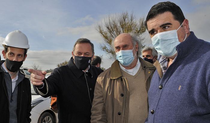 Álvaro Delgado, Benjamín Irazábal y Nicolás Olivera, en obras del paseo costero de Paysandú
