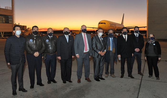 Autoridades durante el arribo de nueva aerolínea