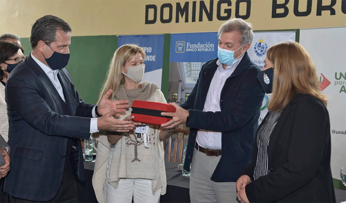 SND entrega desfibrilador en Gregorio Aznárez