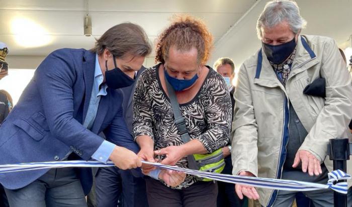 Presidente Lacalle Pou, Enrique Antía y vecinos, en inauguración de puerta de emergencia en La Capuera, Maldonado