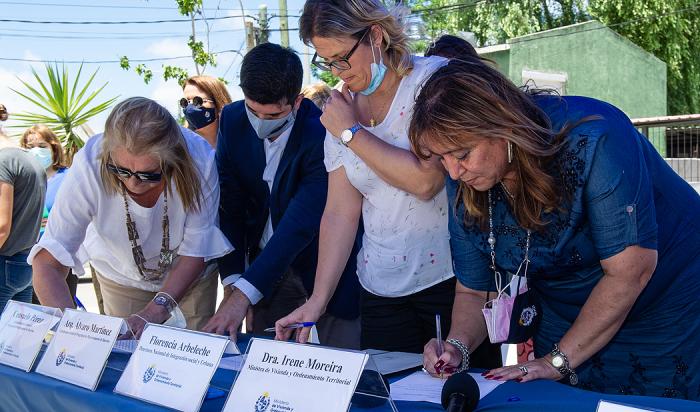 Ministra Irene Moreira firma convenio