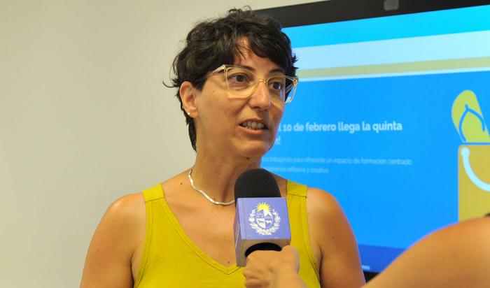 Coordinadora del Departamento de Formación de Ceibal, Martina Bailón, en nota con Comunicación Presidencial
