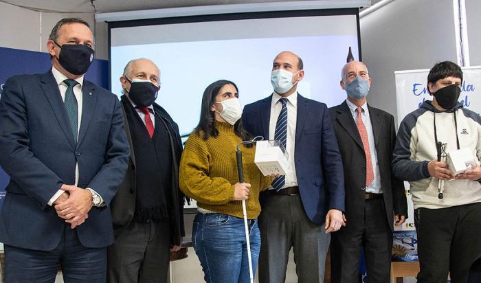 Autoridades junto a beneficiaria del Centro Cachón