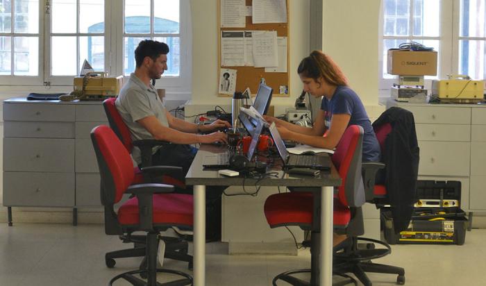 Estudiantes de UTEC trabajan en un salón de clase