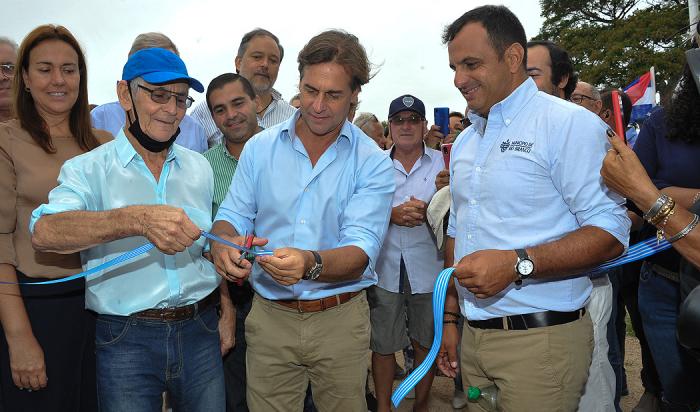 Lacalle Pou corta cinta de inauguración de polideportivo