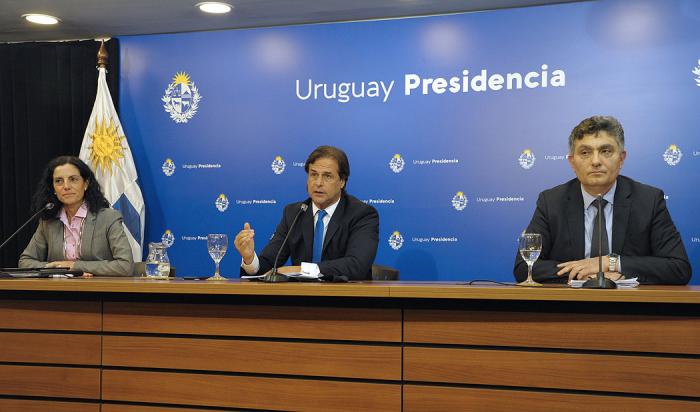 Presidente Lacalle Pou junto a la ministra de Economía y Finanzas, Azucena Arbeleche, y director de OPP, Isaac Alfie