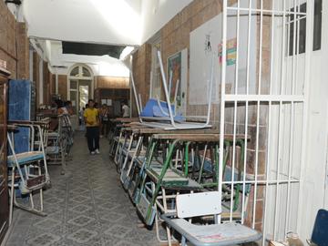 Obreros trabajando en reacondicionamiento del liceo 21