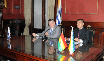 Nin Novoa y Fernando Huanacuni, cancilleres de Uruguay y Bolivia