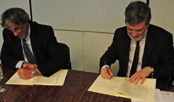Juan José Taccone del BID y Roberto Kreimerman del Ministerio de Industria firman convenio