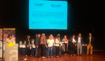 Entrega de diplomas de pasaje de grado a 61 maestros y 66 profesores de Educación Física