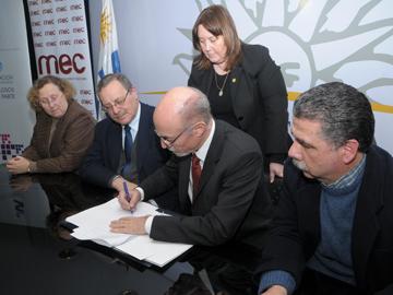 Autoridades firmando acuerdo