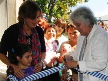 La Senadora Lucía Topolansky, corta la cinta inaugural del Centro