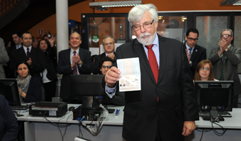 Ministro del Interior, Eduardo Bonomi, presenta el nuevo pasaporte uruguayo