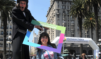 Intervención urbana en Plaza Independencia para difundir el derecho a la información Intervención urbana en Plaza Independencia para difundir el derecho a la información