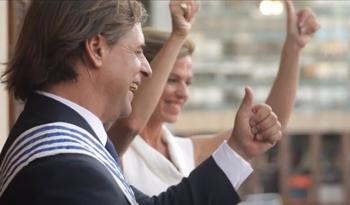 Luis Lacalle Pou y Lorena Ponce de León saludan desde el balcón del edificio José Artigas