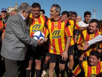 Presidente Mujica recibiendo el balón para el puntapié inicial