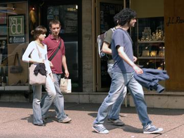 Jóvenes caminando por la calle