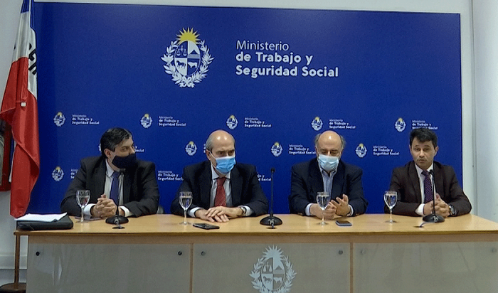 Autoridades del Ministerio de Trabajo e INAU en firma de convenio