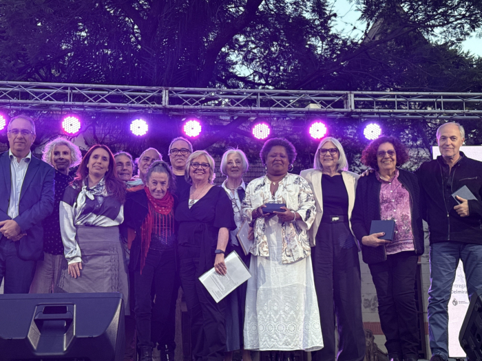 Autoridades con galardonados con la medalla Delmira Agustini