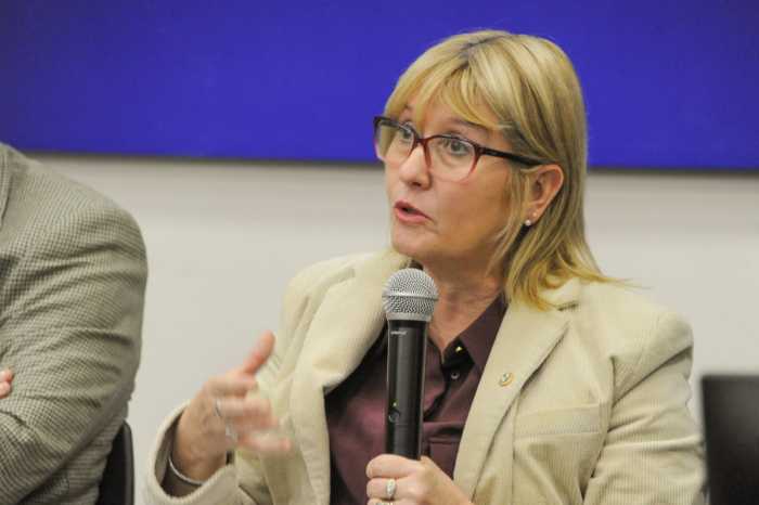 Cirugía laparoscópica de apéndice será incorporada al PIAS Ministra de Salud Pública, Cristina Lustemberg, habla sentada, con micrófono en mano