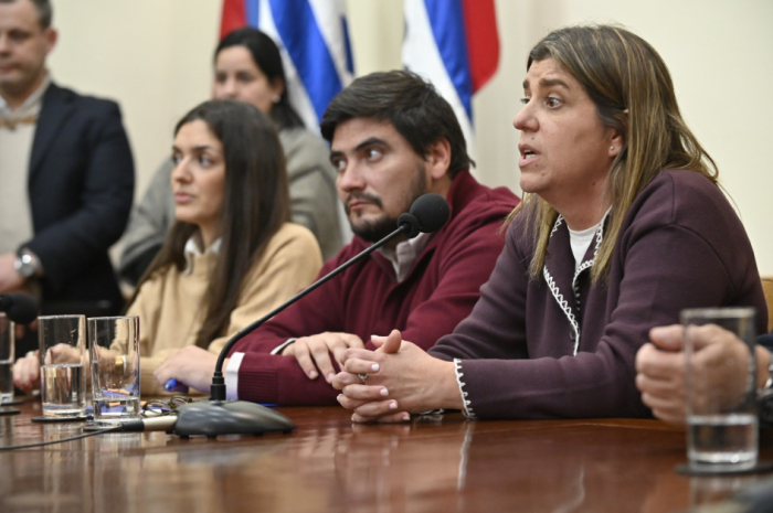 Familias de dos asentamientos de Florida accederán a 26 soluciones habitacionales Ministra de Vivienda, Tamara Paseyro, habla en conferencia en la Intendencia de Florida. A su lado, el director de Dinisu, Pablo Cresci