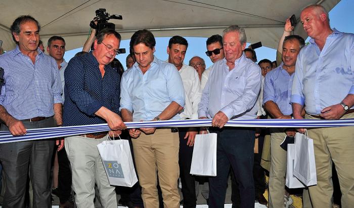 Lacalle Pou y autoridades en corte de cinta