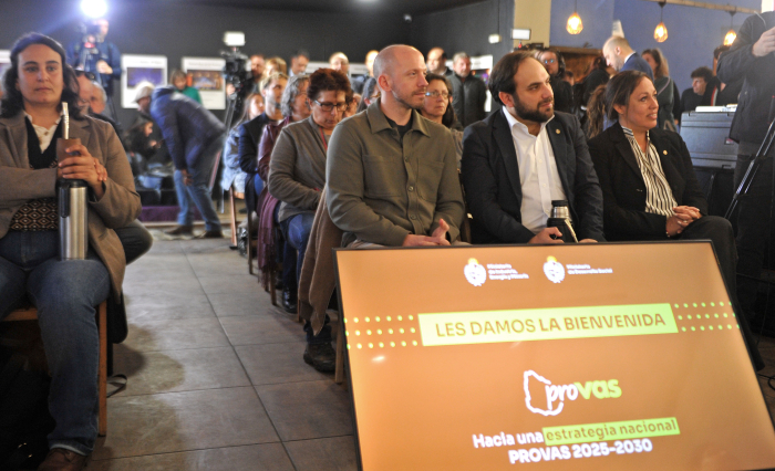 Autoridades de Desarrollo Social e Industria, entre el público