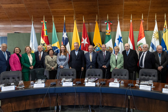 Presidente Orsi con Abreu y asistentes a la sesión extraordinaria