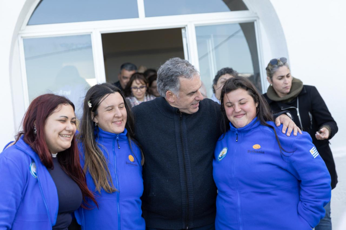 Presidente Orsi con usuarias del centro Bethania
