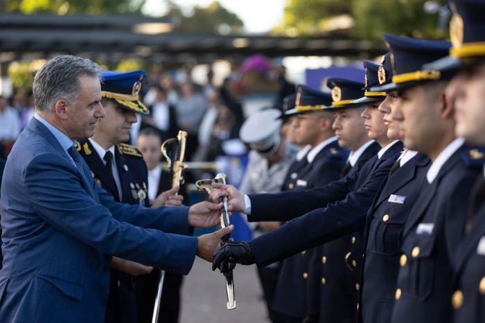 Orsi entrega bastón a cadetes