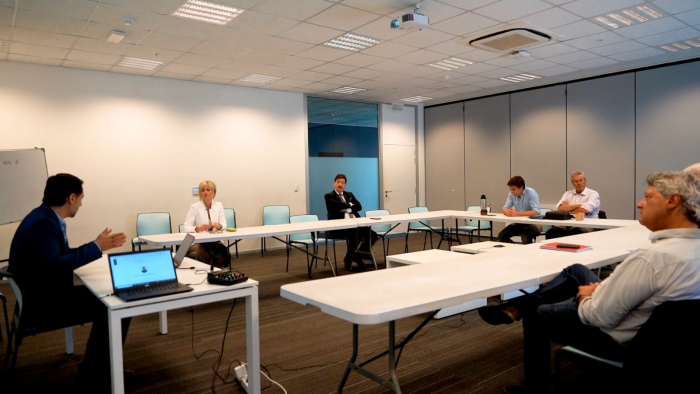 Autoridades del Ministerio del Interior y representantes de partidos políticos