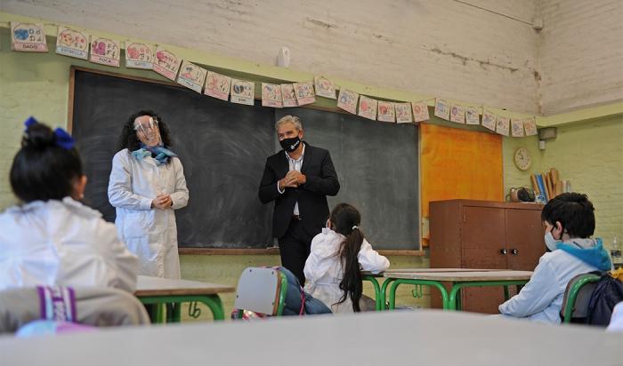 Pie de foto: Autoridades de ANEP recorren centros educativos de Montevideo, San José y Colonia