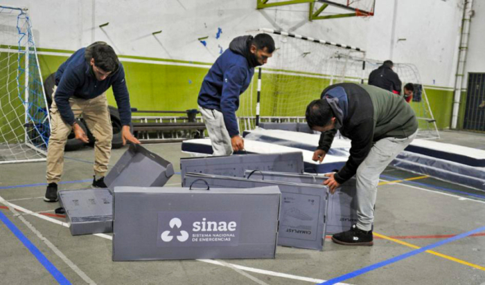 Personal del Sinae en centro de evacuación