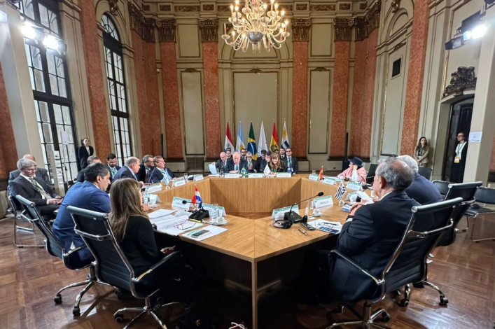 Cancilleres de países del Mercosur y EFTA sentados alrededor de una mesa
