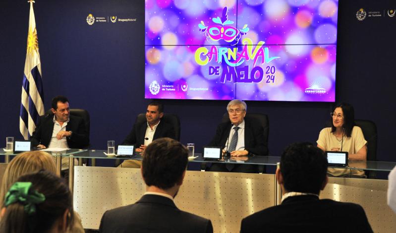 Mesa de autoridades del evento