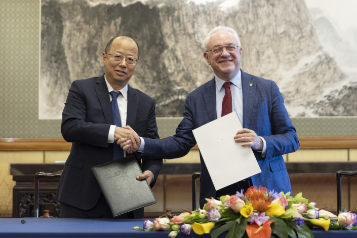 Lubetkin con autoridad China