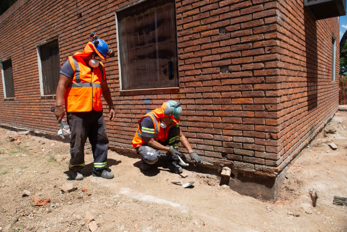 Obreros en policlínica de ASSE
