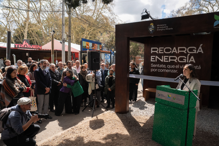 Fernanda Cardona en oratoria por inauguración del stand del Ministerio de Industria en la Expo Prado 2026