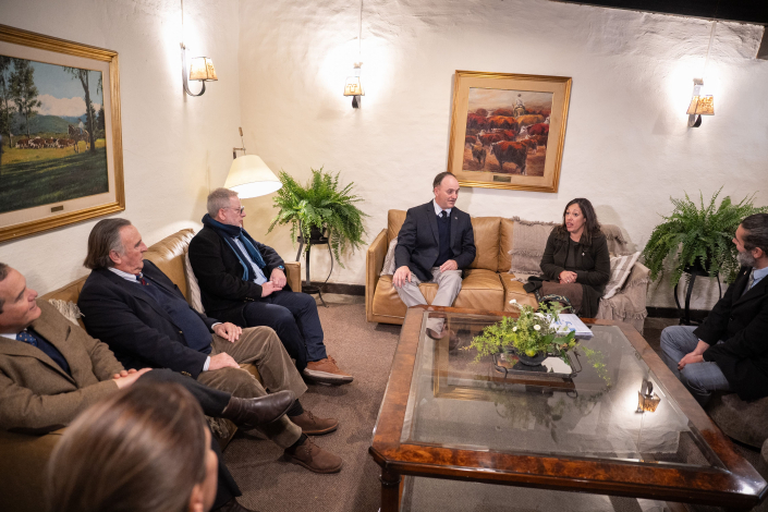 Ministra Cardona con dirigentes de la Asociación Rural del Uruguay