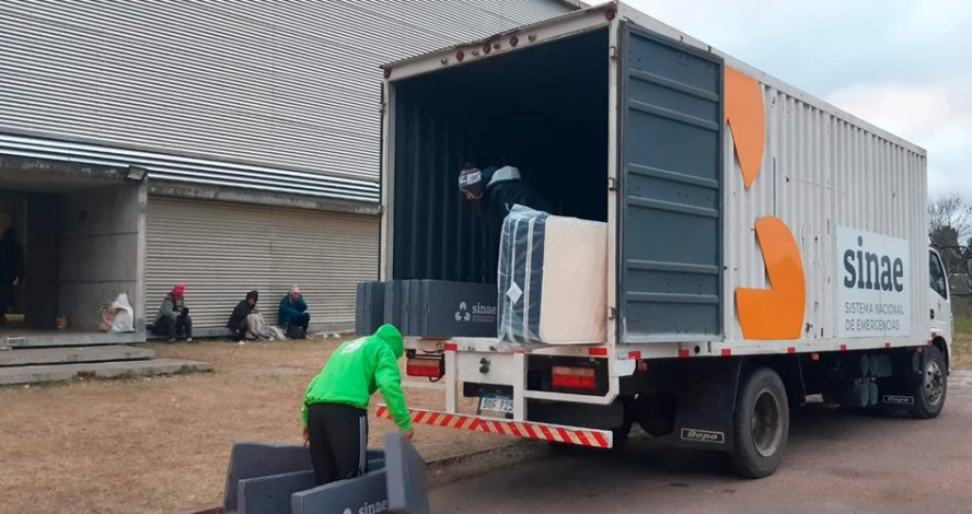 Hombre descarga elementos de un camión del Sinae