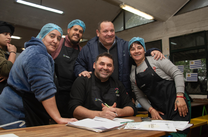 Agustín Iparraguirre, Nilson Viazzo y participantes de formación "Alta Cocina"