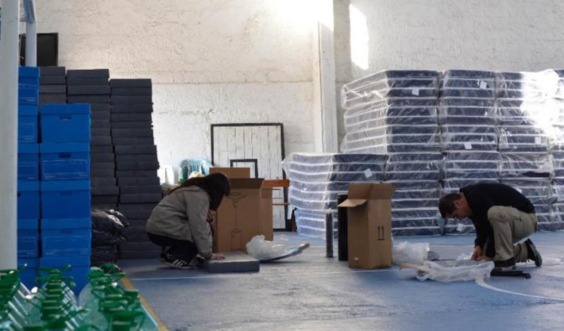 Funcionarios trabajan en la logística de uno de los centros de evacuación