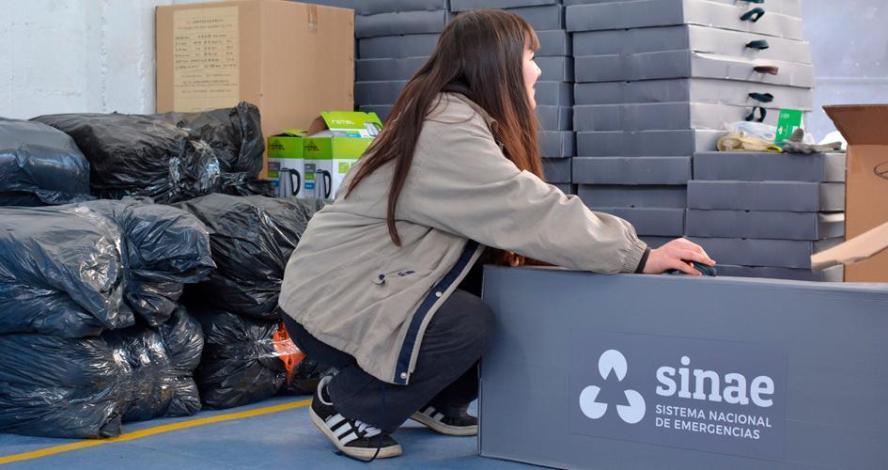 Personas aprontan el espacio de un centro de evacuación para los usuarios