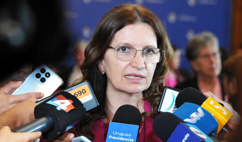 Ministra de Salud Pública, Karina Rando, en entrevista con los medios de comunicación