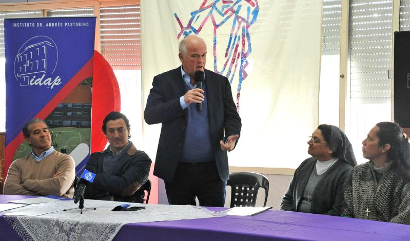 Juan José Olaizola firma convenios sociales en Montevideo