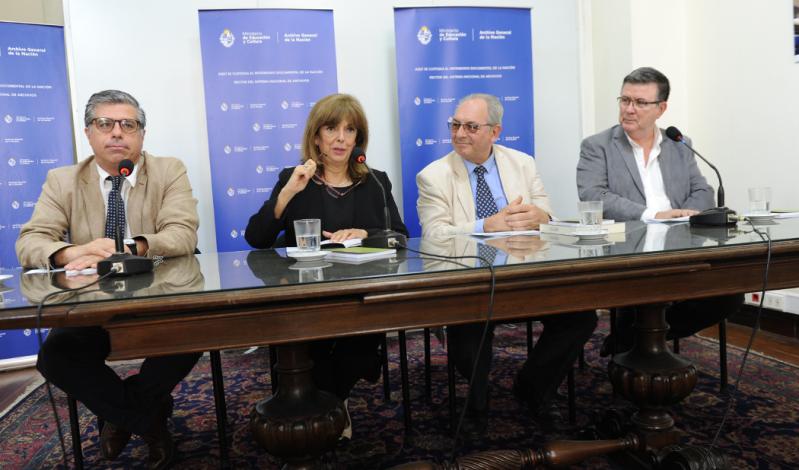 Mesa de autoridades del evento