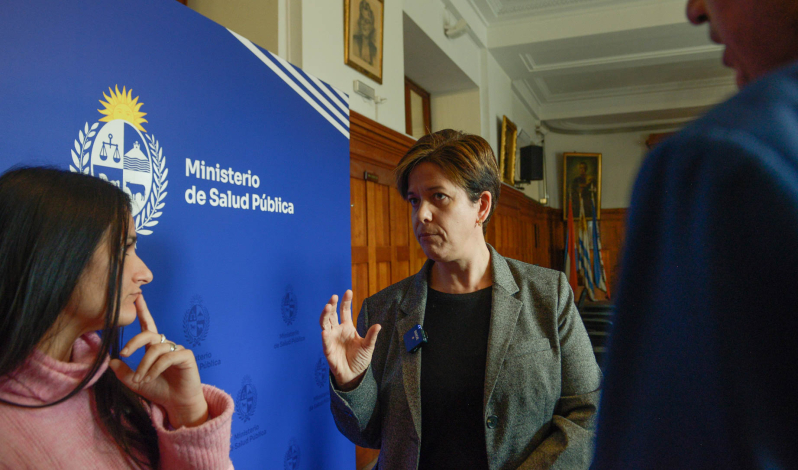 Fernanda Nozar hablando con otras personas