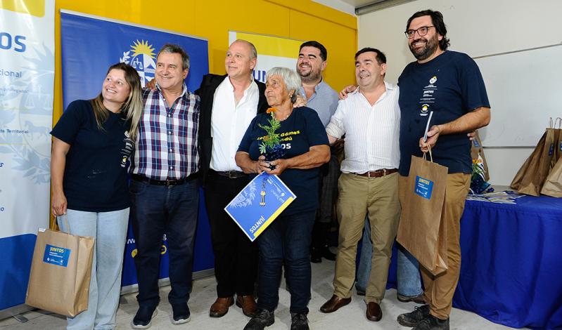 Autoridades y beneficiarios del Plan Juntos