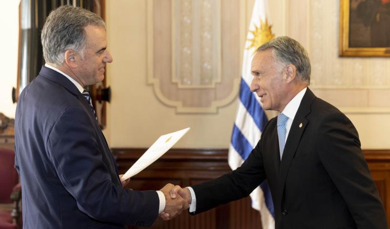Presidente Yamandú Orsi recibe cartas credenciales de Alan Beraud 