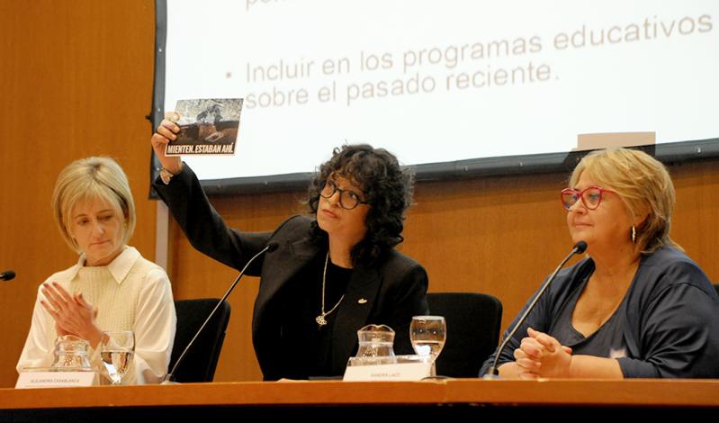 Directora de la Secretaría de Derechos Humanos para el Pasado Reciente, Alejandra Casablanca, junto a la ministra interi